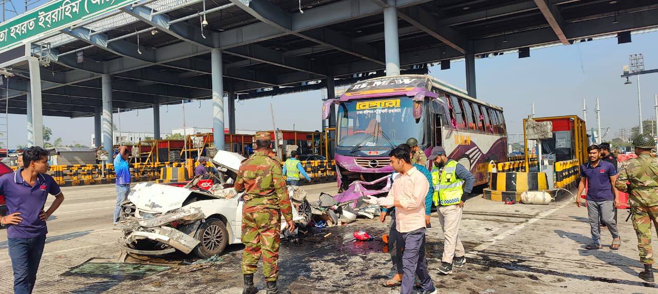 6 killed as  bus hits 3 vehicles at toll plaza