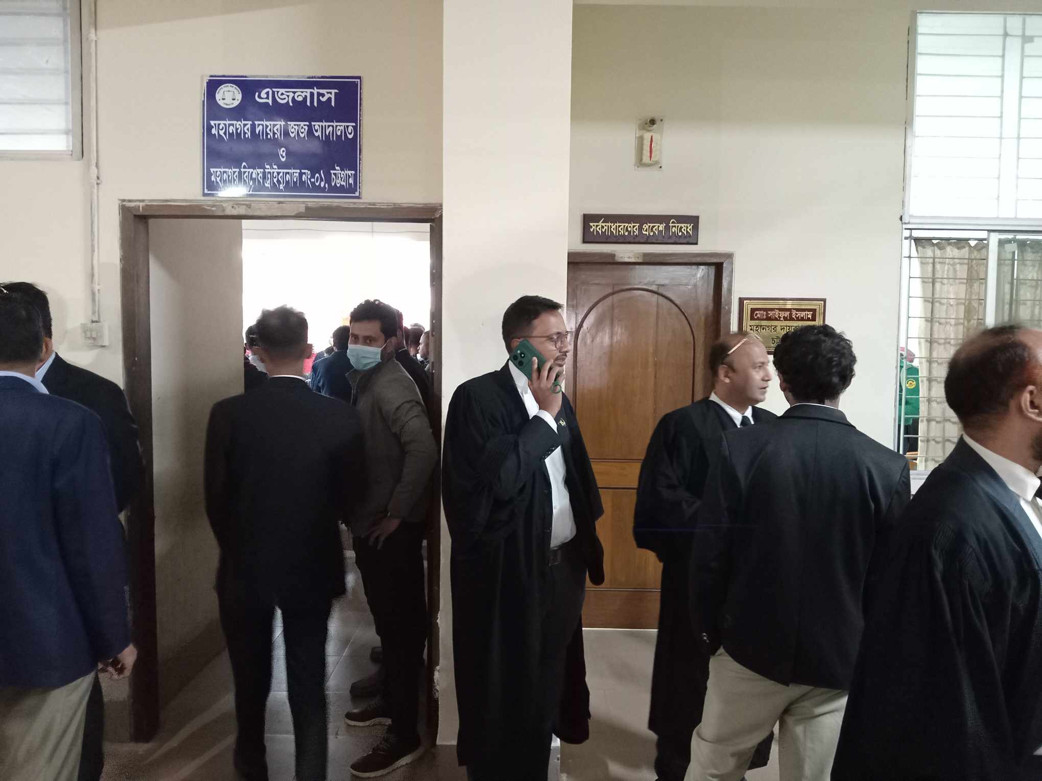 Tight security in Ctg court as SC lawyers arrive to seek Chinmoy’s bail