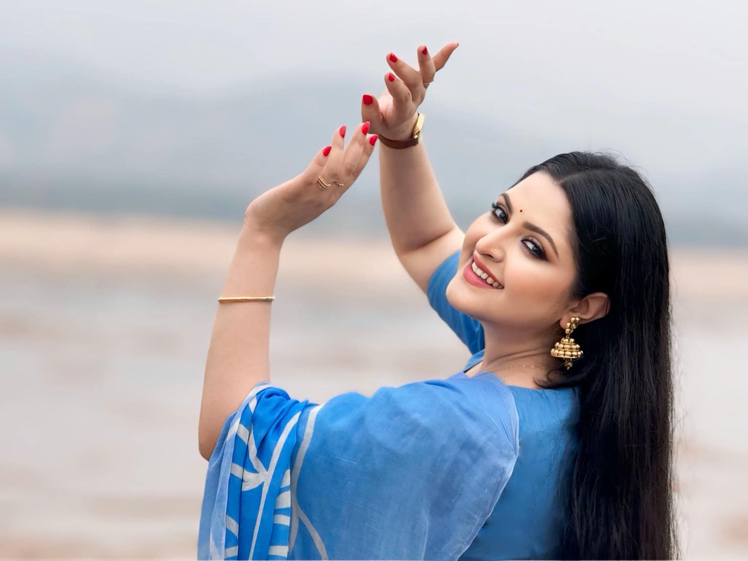 Pori Moni signs new film