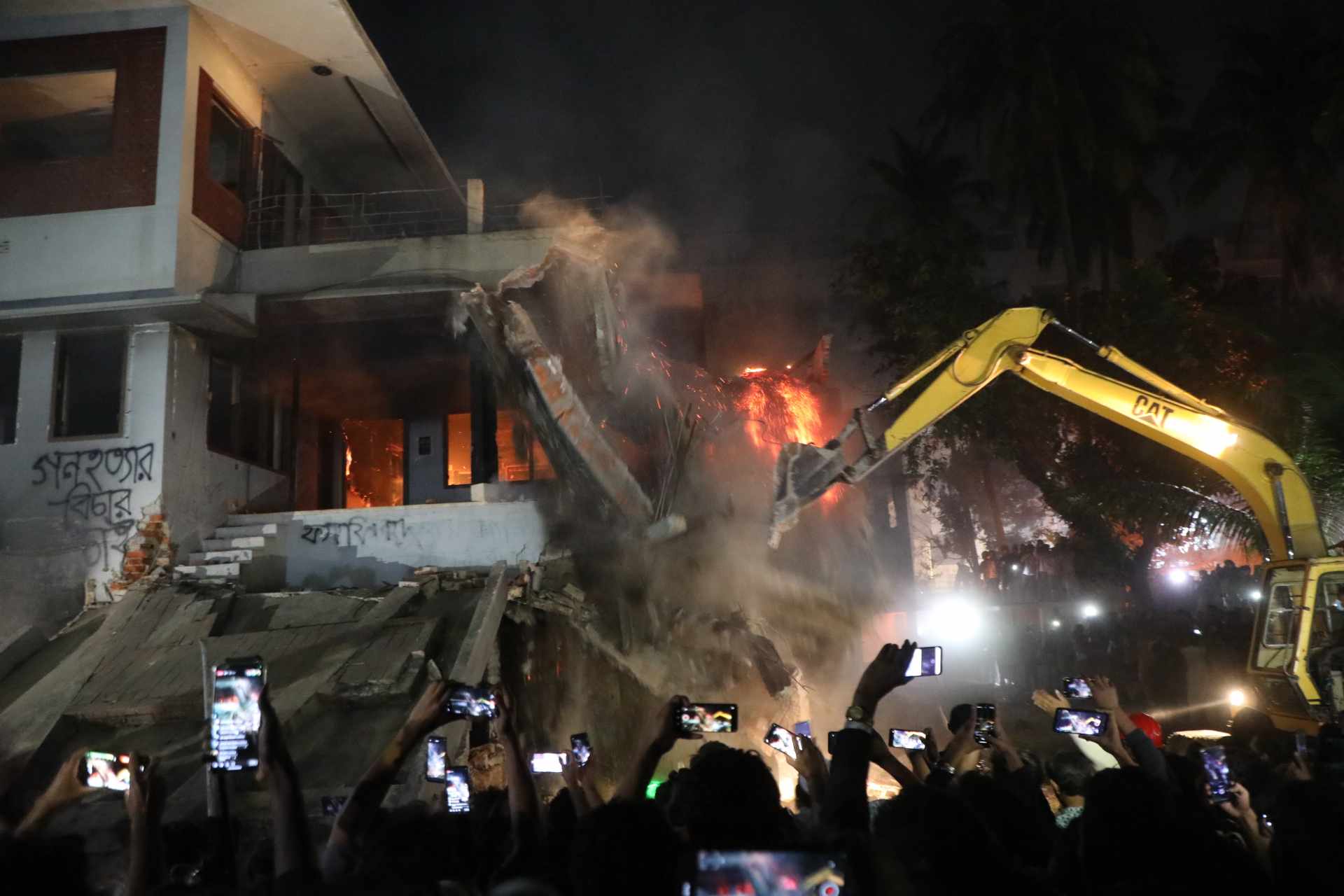 Excavator brought to demolish Dhanmondi-32