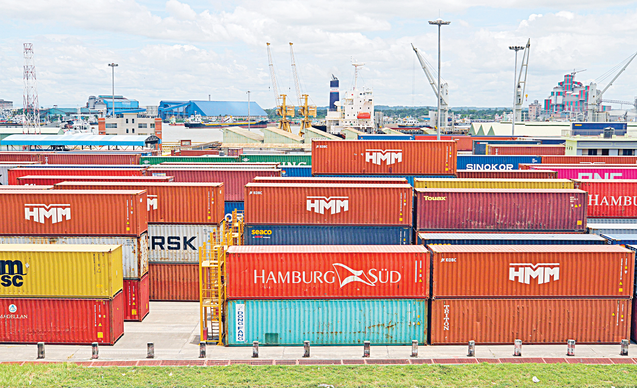 Unclaimed import boxes clog 18% of Ctg port capacity