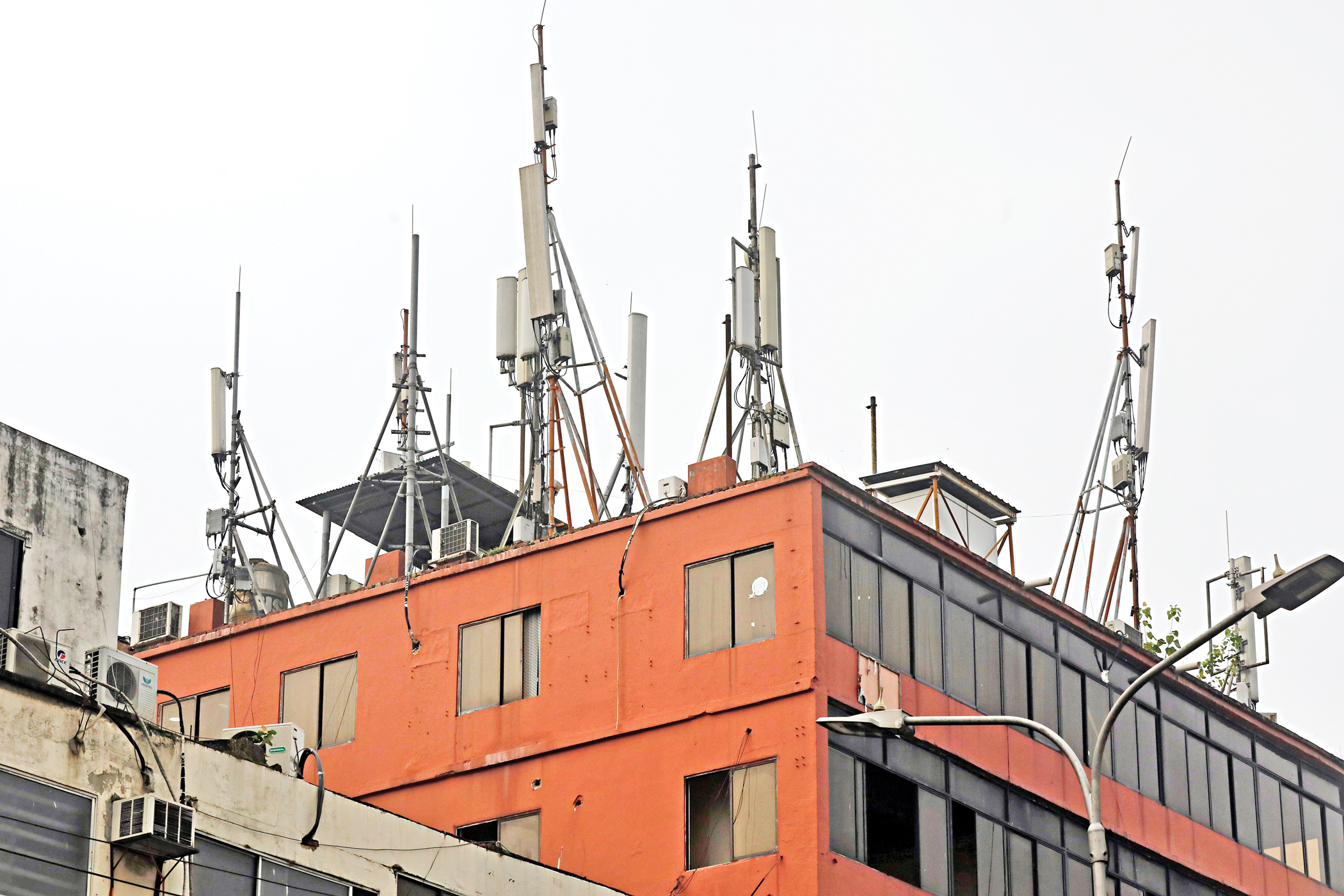 Govt cuts 700 MHz spectrum price by 10%