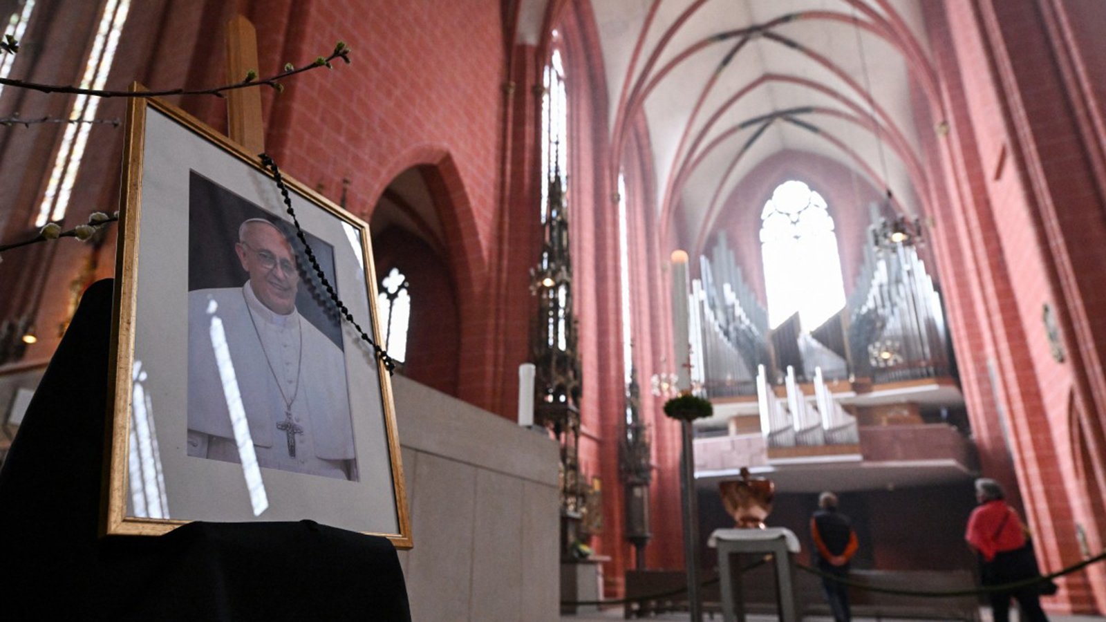 Pilgrims gather as Pope Francis begins lying in state