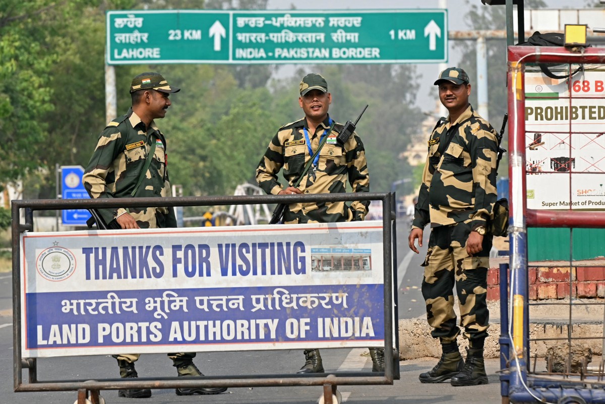 US calls on India and Pakistan to 'de-escalate'