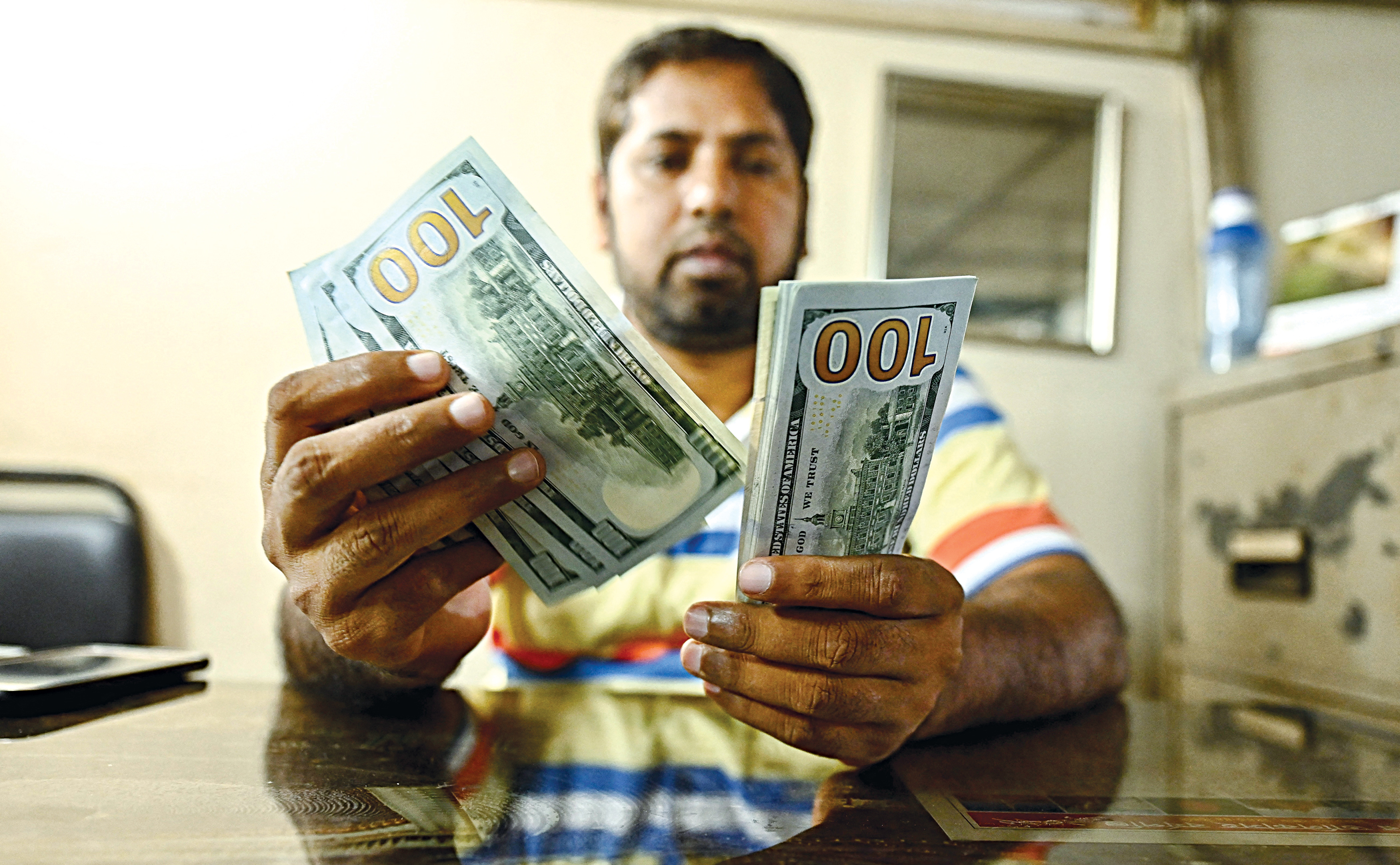 Exchange rate of dollar rises slightly