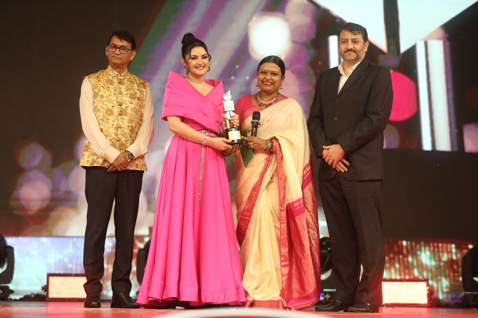 Pori Moni clinches Best Actor Female (Popular) for ‘Rongila Kitab’