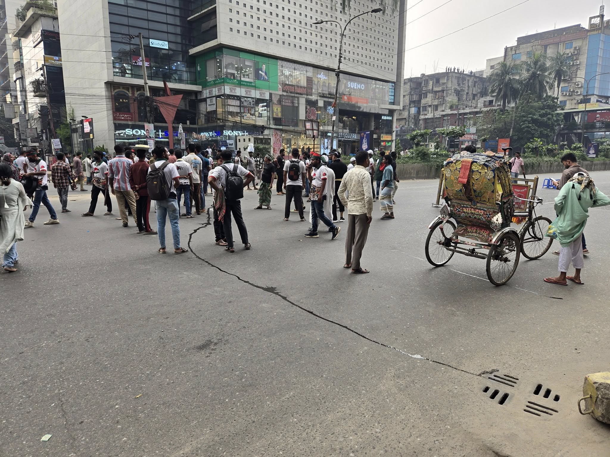 After being removed from parliament premises, protesters block Dhanmondi's Mirpur Road 