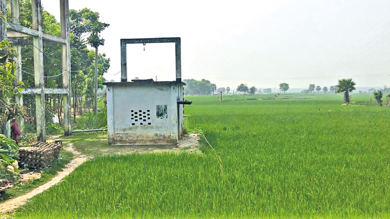 A deep tube well in the low-lying area of Uchadanga in Rajshahi’s Tanore upazila, where large stretches of farmland develop cracks during the dry season. File photo: Star