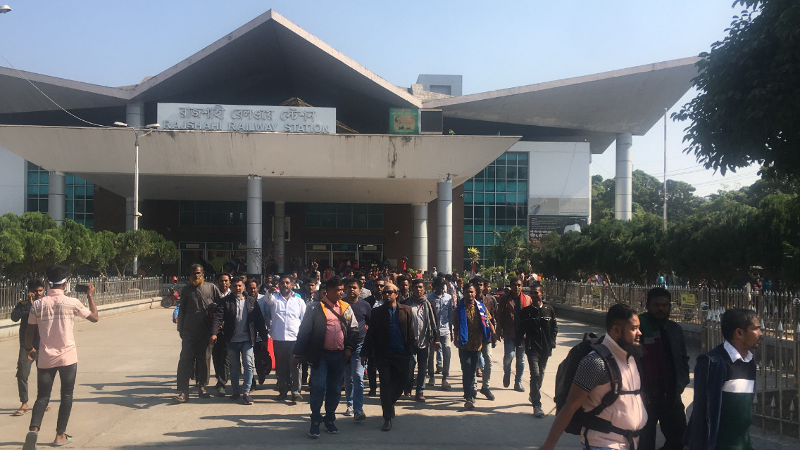 Rajshahi rally: BNP men arriving by train amid transport strike
