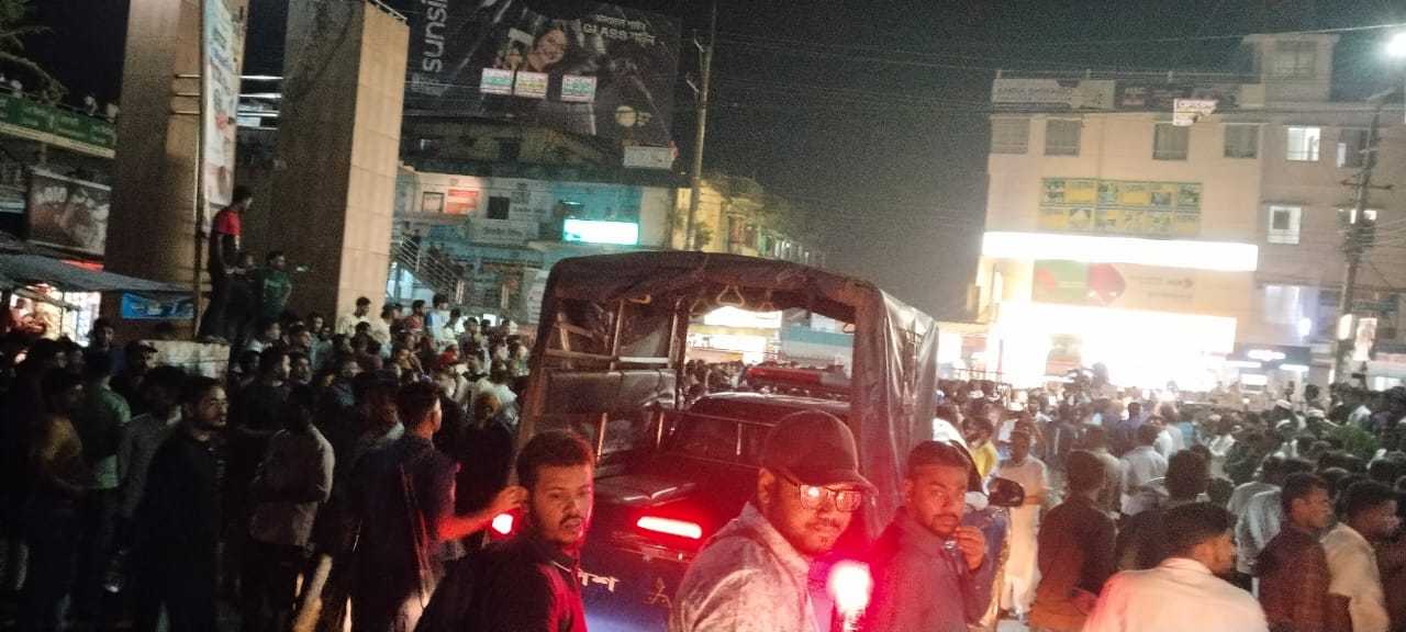 Cucsu polls: Police officer injured at CU as Jamaat-BNP supporters face off