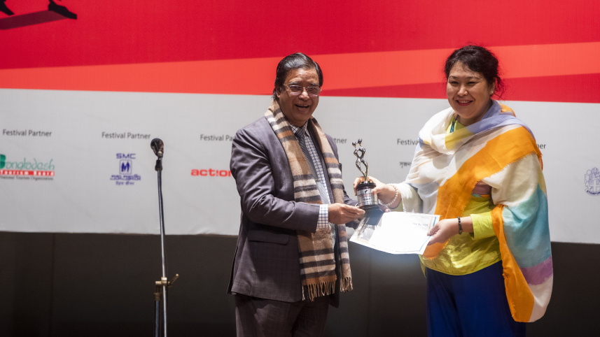 Director Erke Dzhumakmatova (R) accepts the Best Film award for 'Kurak'.jpg