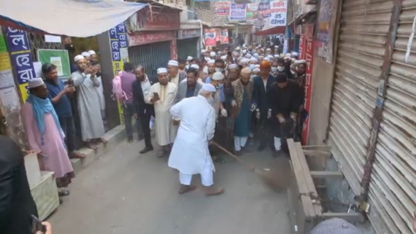 Jamaat ameer cleaning streets