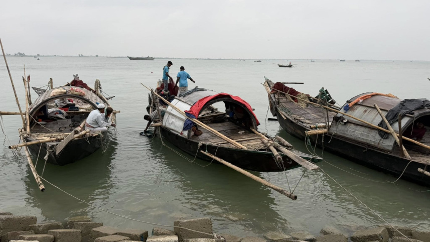 Diesel crisis leaves thousands of fishermen idle in Shariatpur.jpg