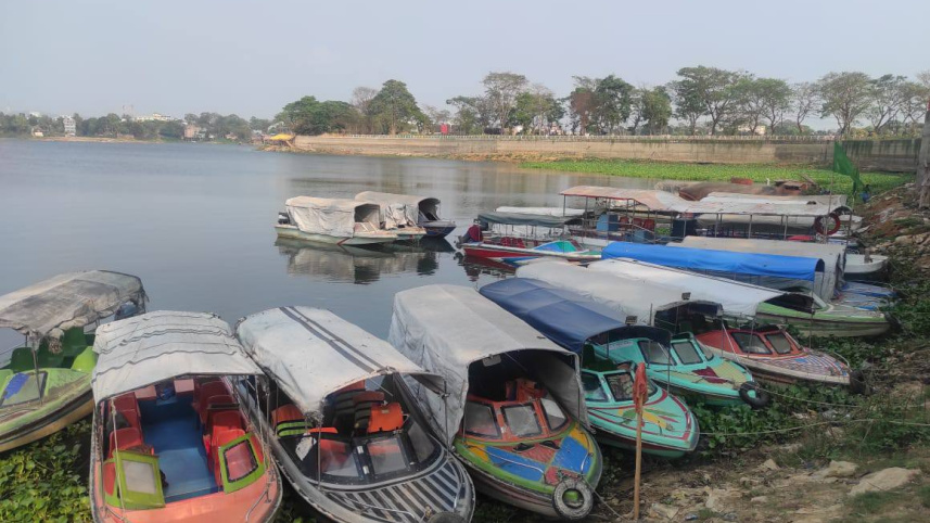 Speedboats stop in Rangamati.jpg