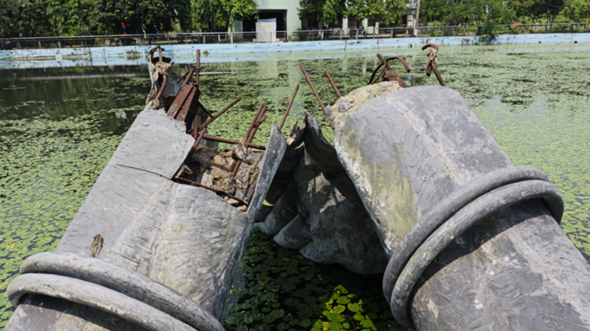 Kazi-Nazrul-Islam-University-sculpture.jpg
