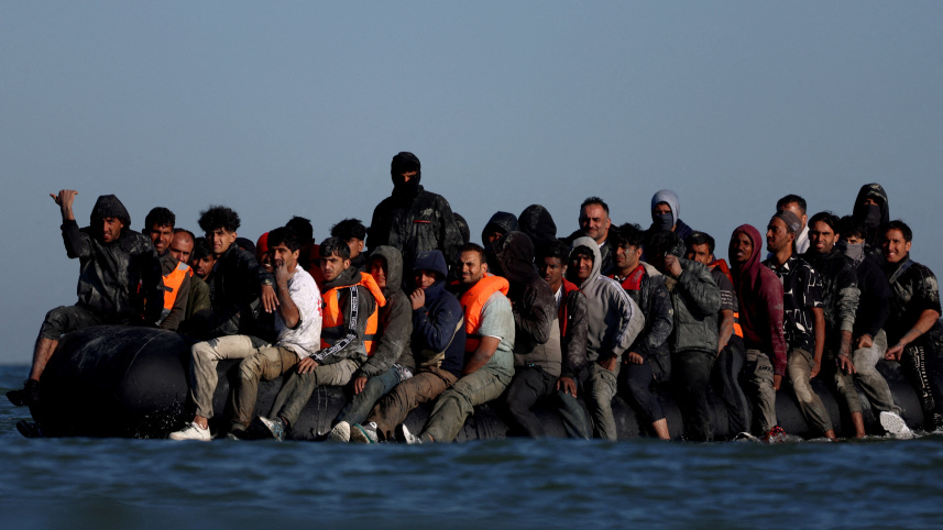 A group of migrants on an inflatable dinghy leave the coast of northern France in an attempt to cross the English Channel to reach Britain, from the beach of Petit-Fort-Philippe in Gravelines, near Calais, France, August 25, 2025. Photo: Reuters