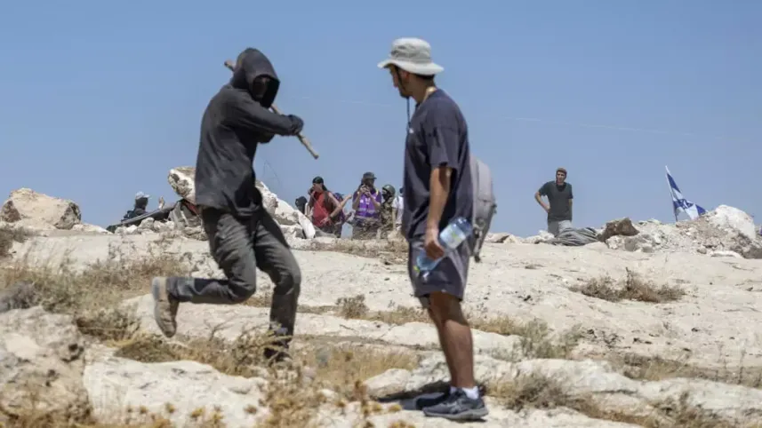 An Israeli settler attacks a left-wing activist at an Israeli outpost in the Israeli-occupied Palestinian village of Jannatah, just south of the city of Bethlehem on August 25, 2026. Photo: AFP