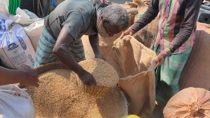 Farmers-selling-paddy.jpg
