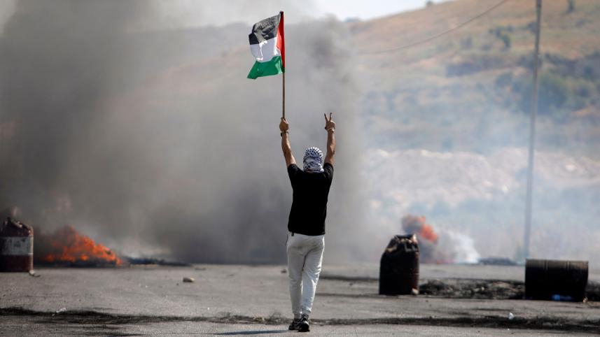 Palestinian-gestures-victory.jpg