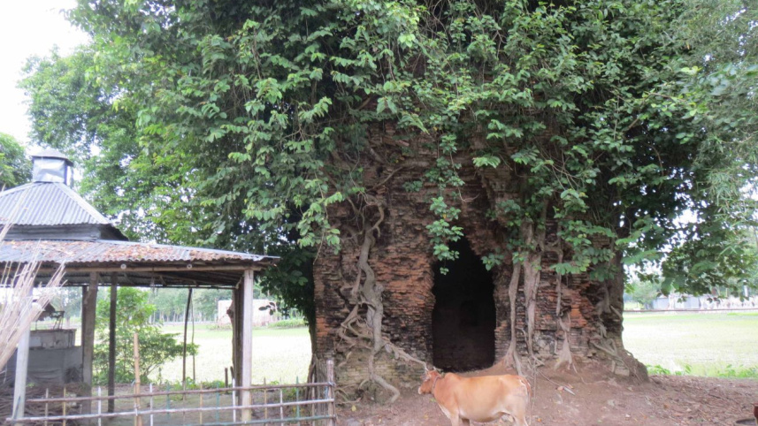 300 yr old Kurigram temple.jpg