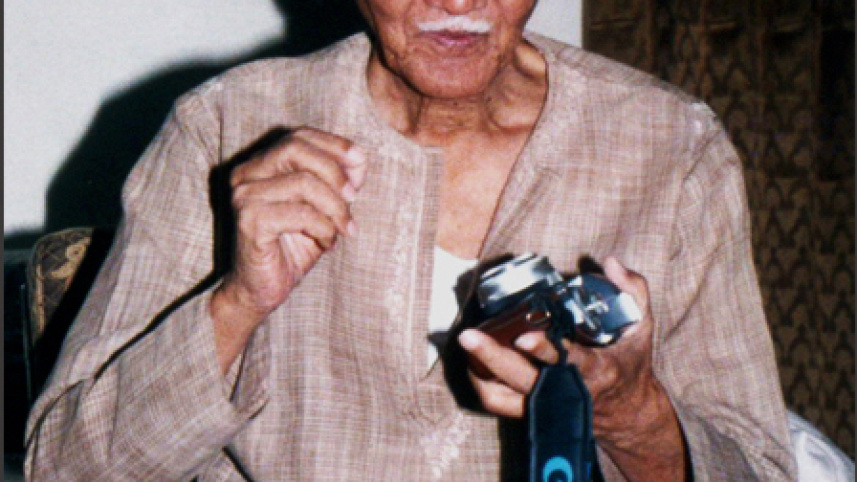 A photograph of the Shilpaguru with his camera by his son (1).jpg