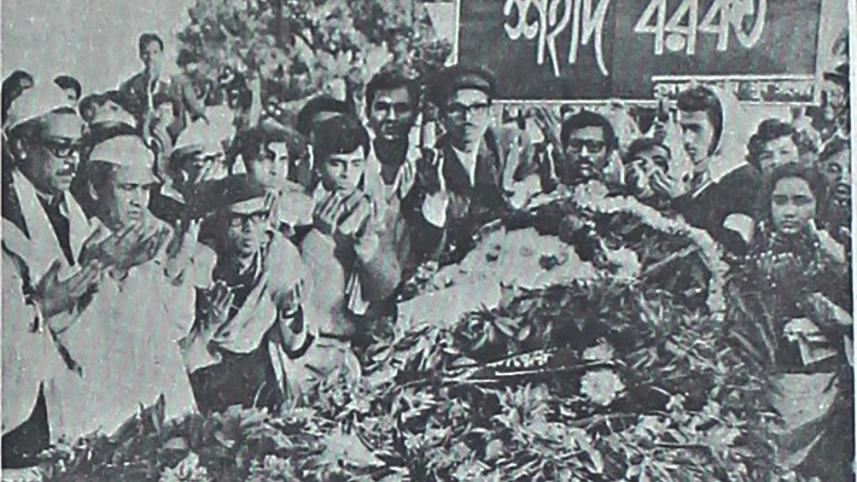 Bangabandhu prayers Azimpur Graveyard.jpg