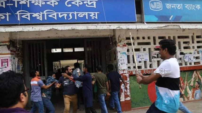 Alleged activists of Chhatra League attack opposition activists at Dhaka University