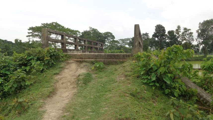 Bridge approach road.jpg