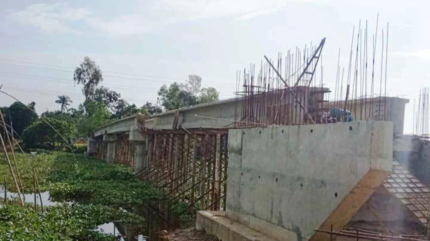 Bridge girder collapses 1.jpg