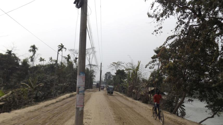 Electric poles middle road.jpg