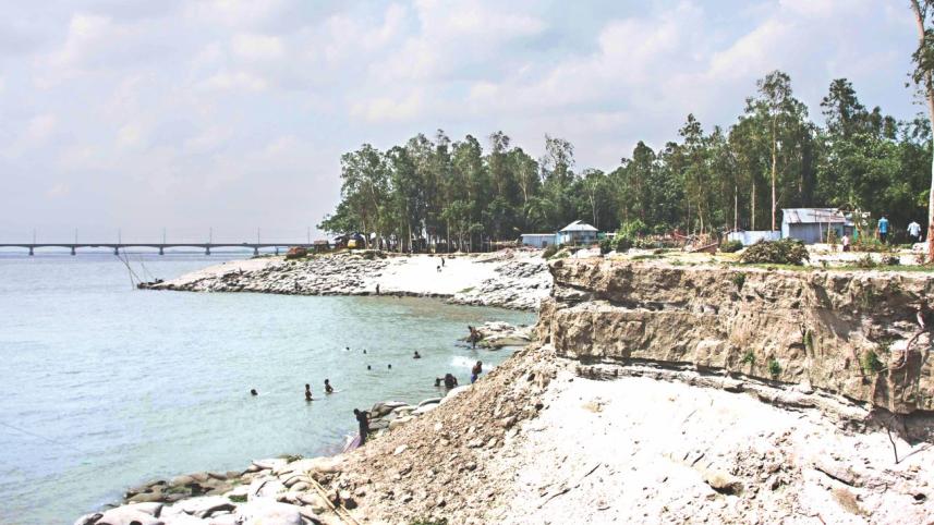 embankment on the Jamuna.jpg