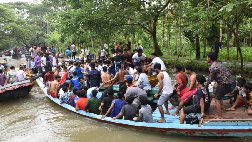 Floating guava markets 1.jpg