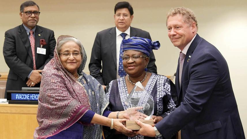 Prime Minister Sheikh Hasina recieving the prestigious Vaccine Hero award 
