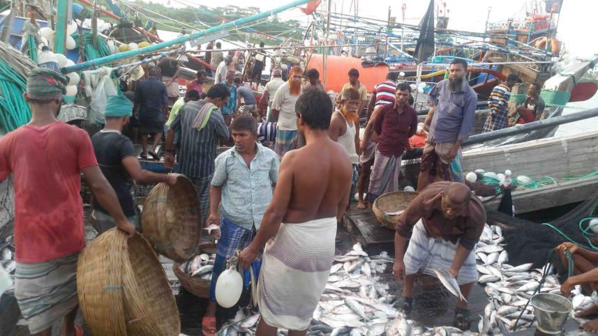 hilsa-floods-Bagerhat-fish-market.jpg