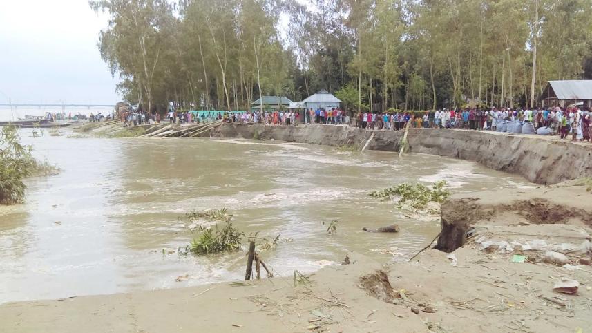 Jamuna devours embankment.jpg