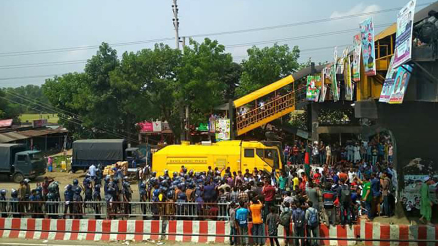 Jahangirnagar university students block Dhaka-Aricha highway,