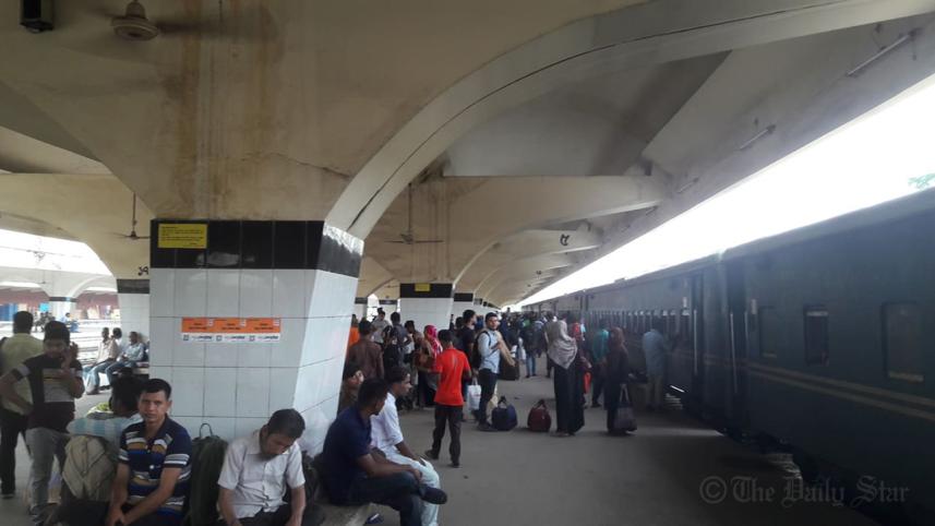 Eid holidaymakers star leaving Dhaka