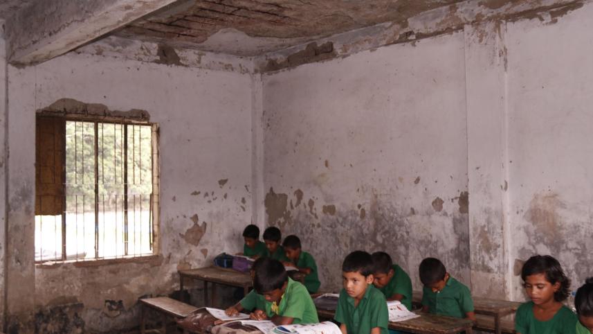 Kids attend classes abandoned bldg.jpg