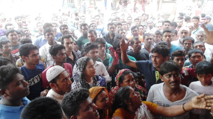 Locals besiege police.jpg