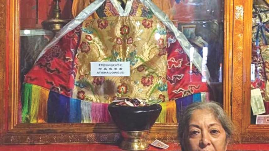 Lubna Marium infront of the statue of Atisa