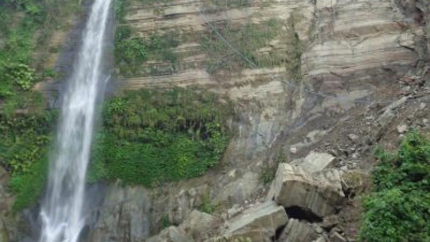 TikTokers breaching privacy of Tourists at Madhabkunda waterfall