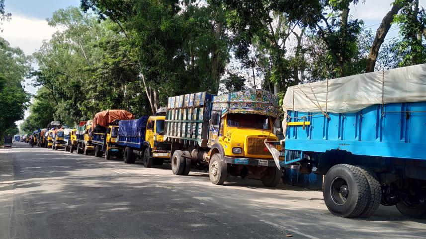 Manikganj Paturia truck lined up on highway.jpg