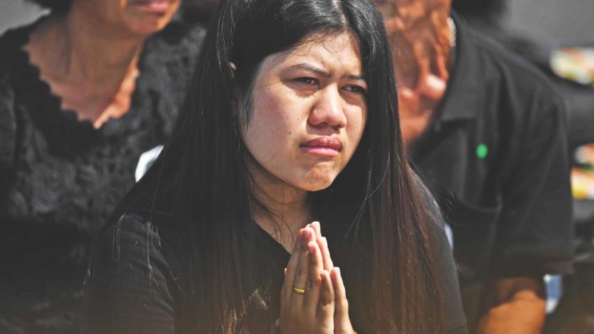 mourner cries thai king Bhumibol.jpg