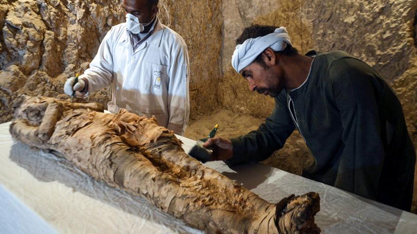 Egypt archaeologists discover mummy Luxor