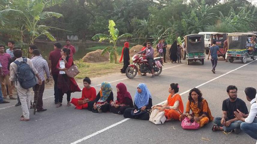 Students block Dhaka-Mymensingh highway road
