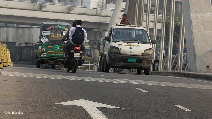 a pick-up truck drives against the traffic 