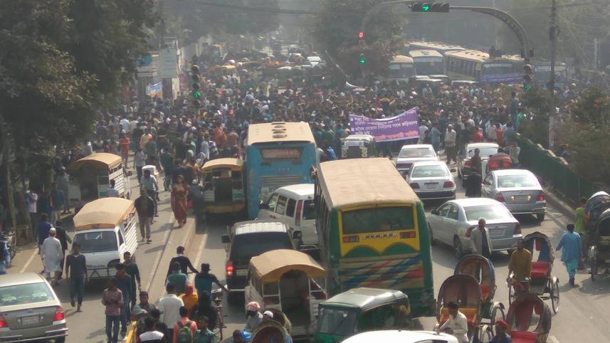Dhaka New Market businessmen block Nilkhet
