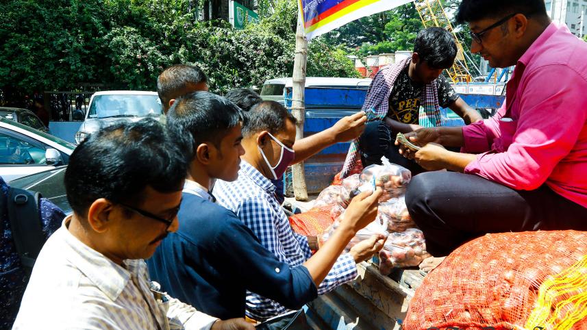 Onion price low in Bangladesh
