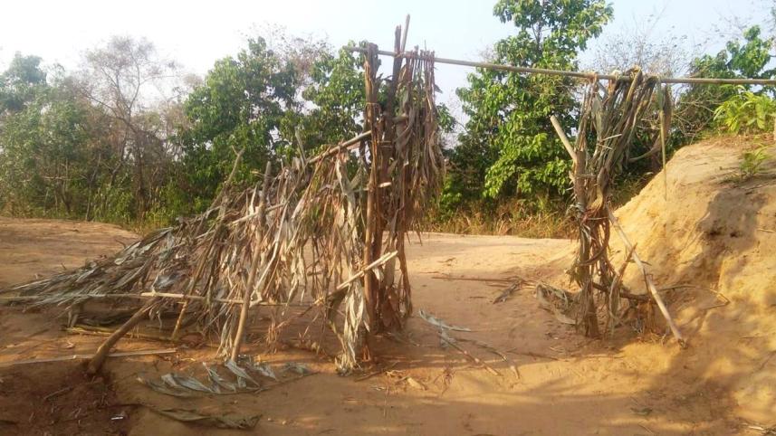 Police breaks Mro community lockdown gate .jpg