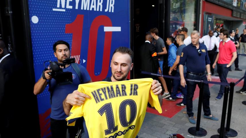 PSG fan holding Neymar's shirt.JPG